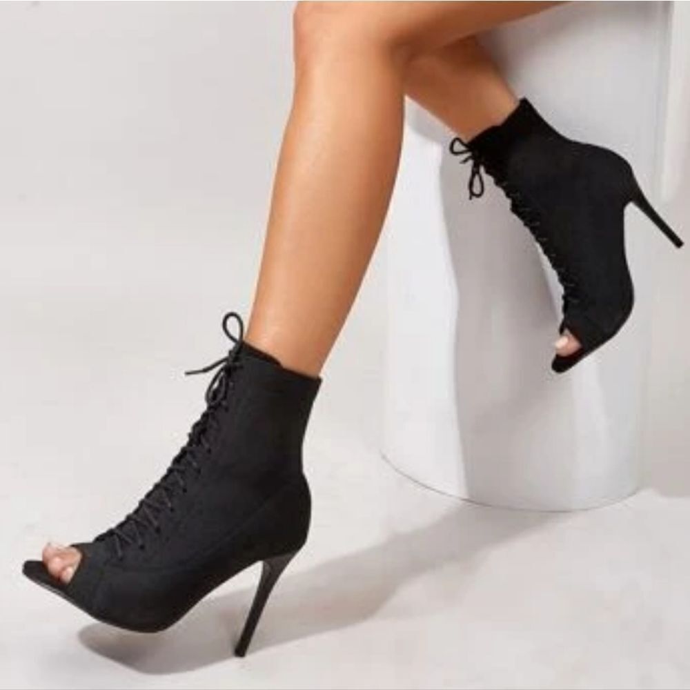 FOREVER 21 SUEDE LACE UP FRONT STILETTOS HEELED BOOTIE